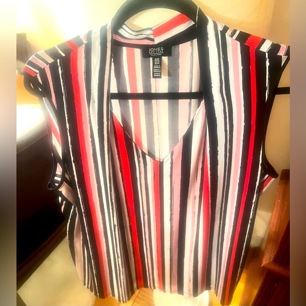 Jones New York V-neck stripe Top. Size 2X